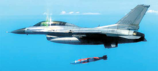 空軍ＫＦ－１６戦闘機がＧＰＳ精密誘導爆弾の合同誘導直撃弾（ＪＤＡＭ）を発射している（写真＝空軍）。
