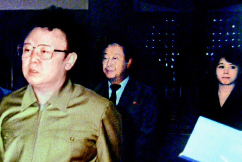 北朝鮮の金正日国防委員長が１９８８年５月、政権樹立４０周年行事の準備状況を点検する席に姿を現した金オク氏（右）。