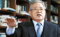 李相禹・国防先進化推進委員長が７１の国防改革課題について説明している。