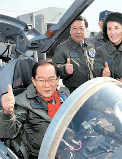１５日、李会昌（イ・フェチャン）自由先進党代表がＦ－５制空号に搭乗し、親指を立てている（写真＝国会写真記者団）。