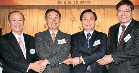 左からワン・アジアクラブの国澤良幸大阪会長、佐藤洋治東京会長、キム・ギュテク・ソウル会長、ベヤト・ウランバートル会長。