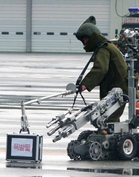 １７日、光州空港内で対テロ訓練が実施され、爆発物処理班が爆発物を除去している（写真＝韓国空港公社光州支社）。