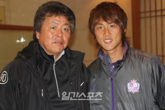 韓国戦へ意欲を示したサッカー日本代表の李忠成（２６、広島、右）と父親のイ・チョルテさん（５３）。