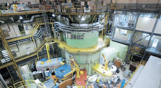 大田韓国原子力研究院の「ハナロ」原子炉全景。中央が原子炉。