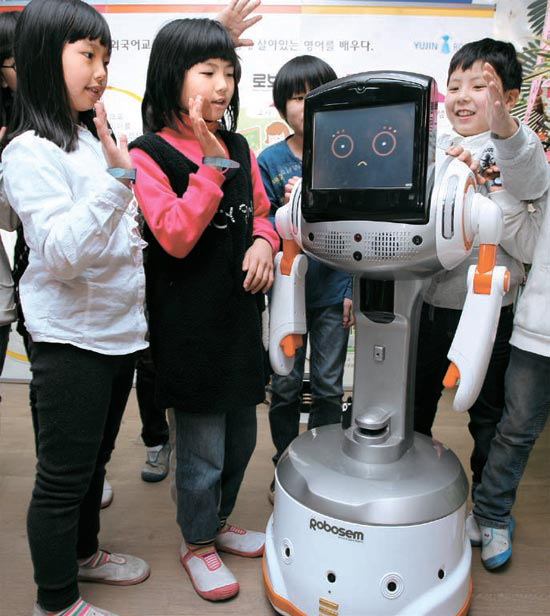 京畿道安養市の虎元小学校で２１日、外国語教育用ロボットを活用した公開英語授業が開かれた。