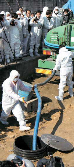 京畿道と南楊州市は２１日、口蹄疫豚埋却地の浸出水を抜き取り糞尿処理場に移す過程をメディアに公開した。