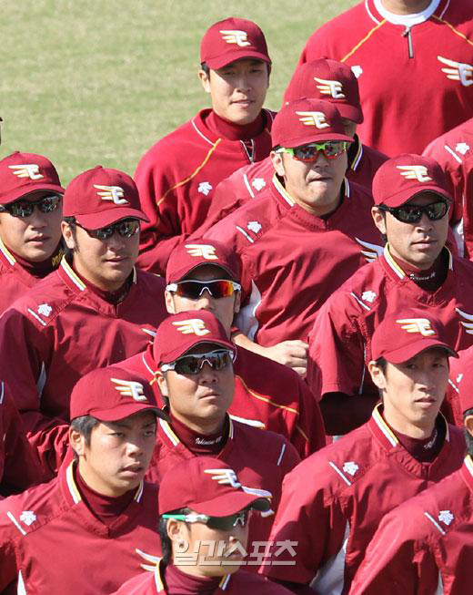 ２２日、楽天の金炳賢（キム・ビョンヒョン、一番後ろ）が試合前に同僚とランニングをしている。