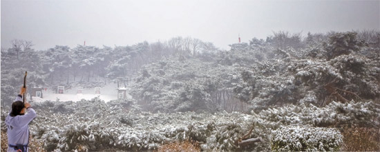 雪の舞う日に弓を射ることを「雪射」と言う。雪降る日のソウル南山石虎亭にて。