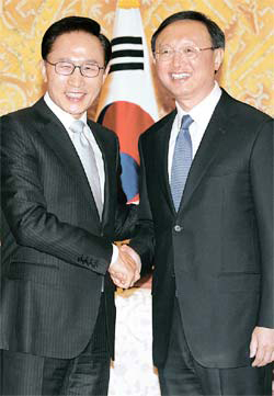 李明博大統領が２３日午後に青瓦台を表敬訪問した楊潔チ中国外相と握手している。