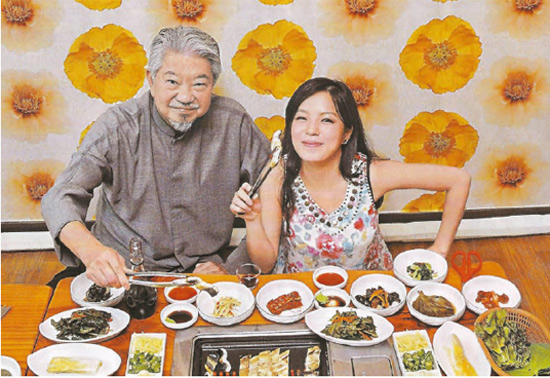 韓国南道味旅行でウナギを焼いている‘香港食神’蔡瀾（左）。蔡瀾は韓国の味を知るために３０回ほど韓国を訪問している。