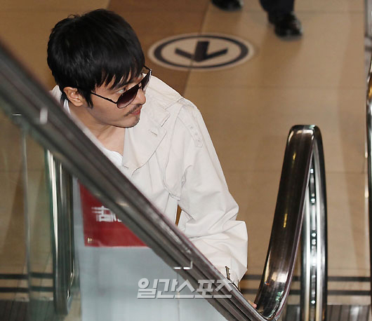 ２５日、ファンミーティングに向けて金浦（キンポ）空港から日本へ出国している俳優チャン・ドンゴン。