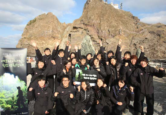 「エコダイナミクス青少年遠征隊」が２６日、独島に到着し、写真撮影をしている。