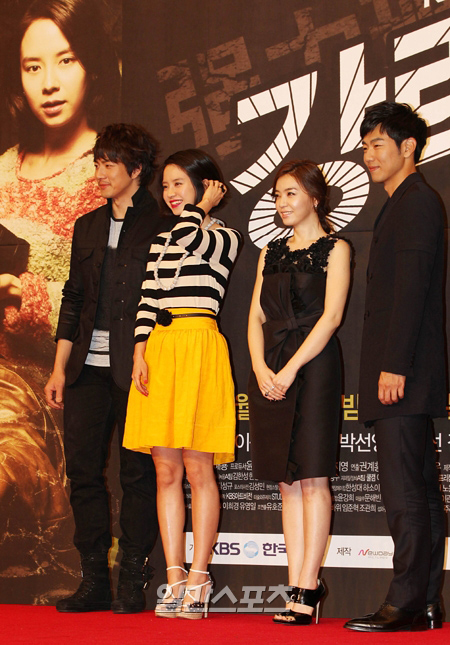 ２日、ドラマ「強力班」の制作発表会に登場した（左から）ソン・イルグク、ソン・ジヒョ、パク・ソンヨン、イ・ジョンヒョク。