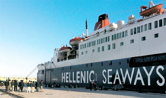 リビアのミスラタ港に停泊したギリシャ旅客船ロドス号（写真＝大宇建設提供）。
