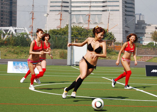 ビキニ姿でサッカーを 日本セクシースポーツ中継 の放送が確定 Joongang Ilbo 中央日報