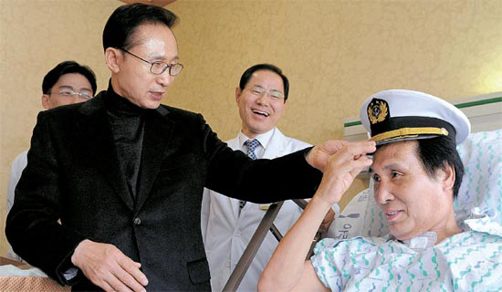 李明博大統領が５日、亜洲大病院で治療中のソク・ヘギュン三湖ジュエリー号船長の見舞いに行った（写真＝青瓦台提供）。