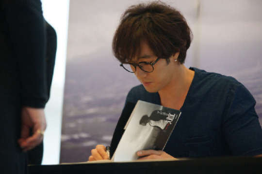 先月２８日、東京・六本木ミッドタウンで「ソ・ジソブの道」出版記念ファンサイン会を行った俳優ソ・ジソブ。