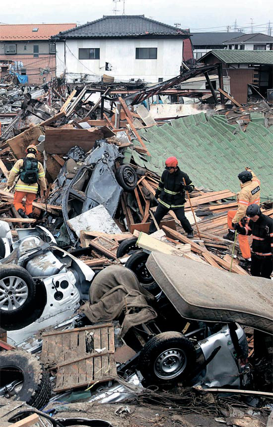 １５日、韓国から派遣された１１９救助隊員が宮城県仙台市の廃虚地域で捜索作業を行っている。