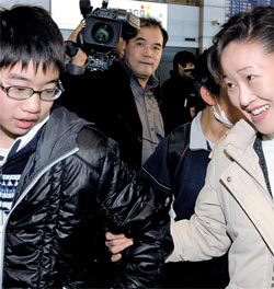 仙台をはじめとする東北地域の僑民と留学生らが１５日に仁川空港から帰国し出迎えの家族らと会っている。