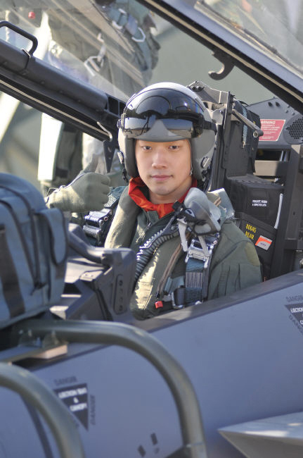 映画「レッドマフラー」で戦闘機のパイロットに変身した姿を公開したＲａｉｎ（写真＝国防日報提供）。