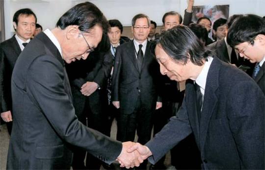 日本大使館を訪れた李大統領