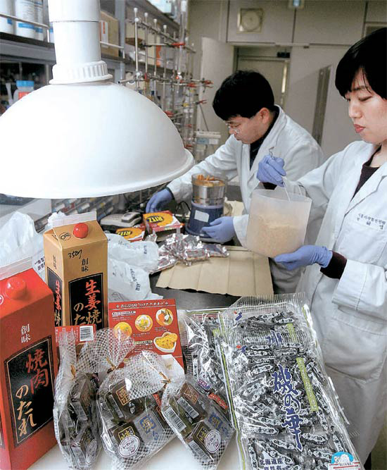 ２４日、仁川市の京仁地方食品医薬品安全庁で、日本産加工食品の放射能検査のための処理作業が行われている。