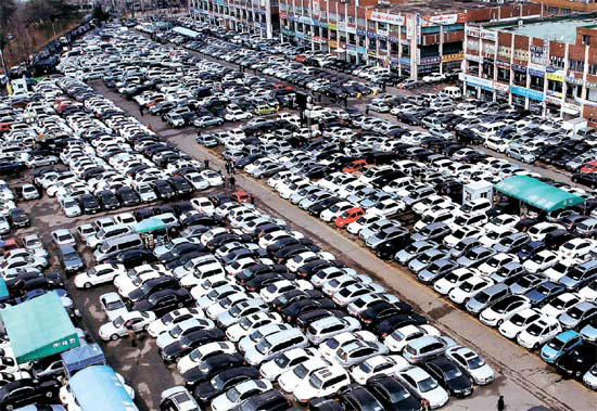 ２８日、ソウル長安坪（チャンアンピョン）中古自動車売買市場の車が主人を探せず並んでいる。