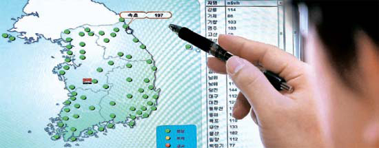 ２８日に韓国原子力安全技術院の研究員が全国７０カ所の測定所で測定した放射能データを点検している。