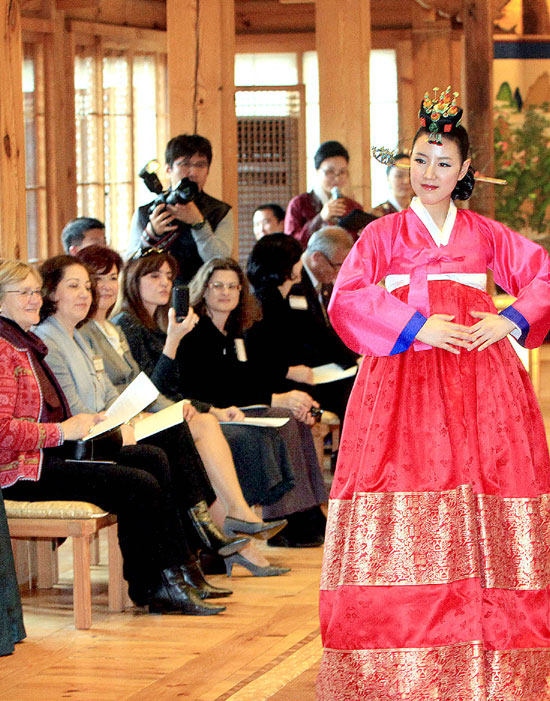 ２９日、ソウル城北洞（ソンブクトン）韓国家具博物館で伝統婚礼服ファッションショーが開かれた。