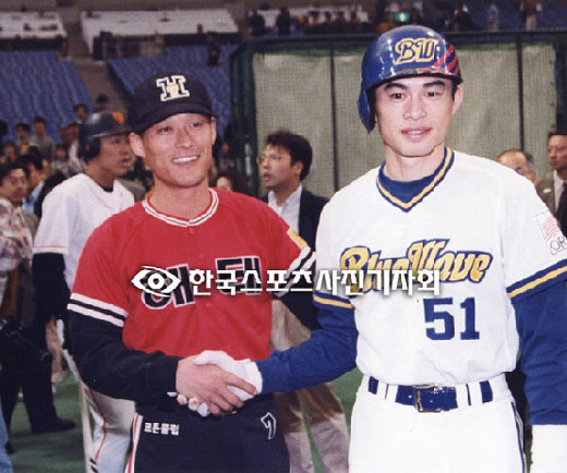 ９５韓日スーパーゲームで大韓民国の李鍾範と日本のイチローが握手している（写真＝韓国スポーツ写真記者会提供）。