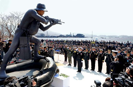 故ハン・ジュホ准尉の銅像が３０日、慶尚南道鎮海（キョンサンナムド・チンヘ）海上公園に設置された。