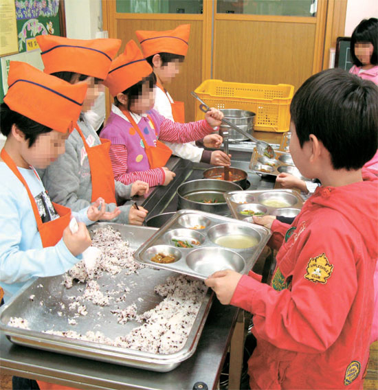 １日、ソウル竜山区（ヨンサング）の小学２年の教室で児童が給食当番をしている。