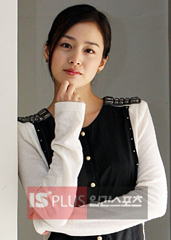 韓国の俳優として初めて日本ファッション誌の専属表示モデルになった女優キム・テヒ。
