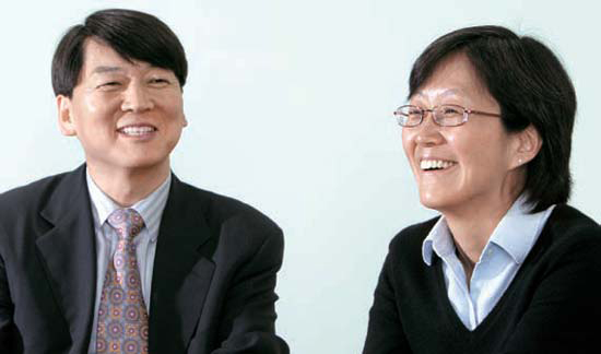 安哲秀（アン・チョルス）ＫＡＩＳＴ（韓国科学技術院）教授（４９、左）と金美ギョン（キム・ミギョン）教授（４６）。