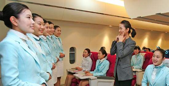 １１日、慶山市にある大慶大学航空運航科の学生が機内航空実習室で、航空乗務員面接実務に関する授業をしている。