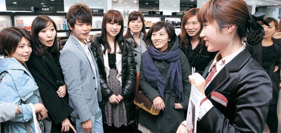 台湾の取材陣がロードショップ化粧品「ＭＩＳＳＨＡ」明洞（ミョンドン）１号店を訪問した。