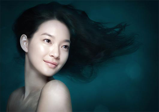 ビューティーブランド・リリコスの深海をコンセプトにした水中の広告撮影で女神ポーズを見せた女優シン・ミナ。