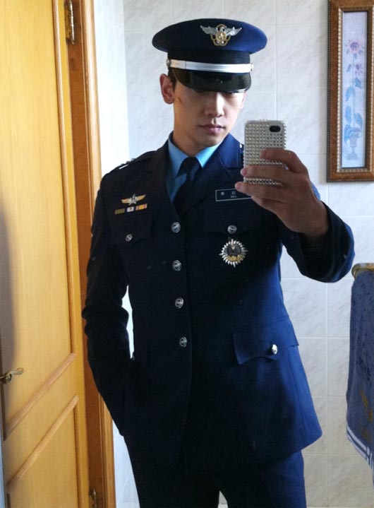 制服を着て、空軍に完ぺきに変身しＲａｉｎ（ピ、写真＝本人のツイッター）。