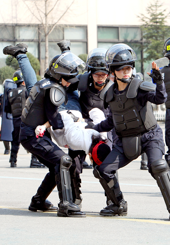 １３日、ソウル新堂洞のソウル庁機動本部の広場で「２０１１年上半期　ソウル警察庁機動部隊検閲」が行われた。