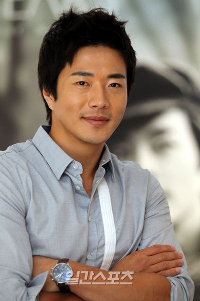 大手食品会社ＣＪ第一製糖の代表ブランド「タシダ」（韓国の粉末調味料）のＣＭモデルになった俳優クォン・サンウ。