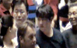 金正哲（右から２人目）が２月に一行らとシンガポールで開かれたエリック・クラプトン公演を観覧している（写真＝ＫＢＳ撮影）。