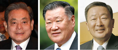 左から三星電子の李健煕会長（６９）、現代・起亜車グループの鄭夢九会長（７３）、ＬＧグループ具本茂会長（６６）。