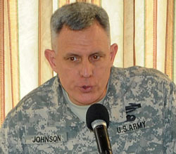 米８軍のジョンソン司令官。