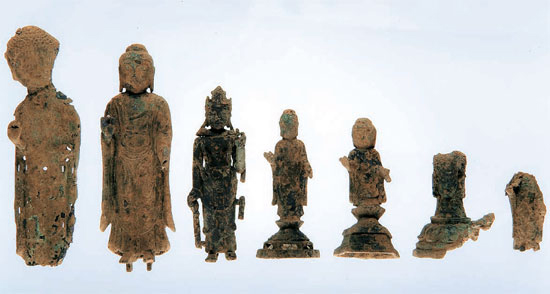 慶尚北道聞慶市虎渓面の烏井山の「チョルゴル」から出土した統一新羅時代の金銅仏像７点。
