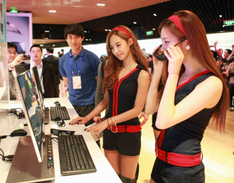 ４月２３日、中国北京ＣＧＶ星星国際影城で開催された三星電子のＩＴ新製品発売の発表イベントに登場した少女時代。