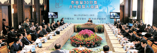第６回韓日中賢人会議の全体会議で、「戦略的相互利益の増大と共同繁栄のための協力」をテーマに意見を交わしている。