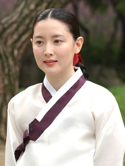 ドラマ「大長今（日本語タイトル『宮廷女官チャングムの誓い』）」で人気を博した女優イ・ヨンエ。