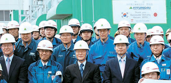 現代重工業と東京電力の社員が記念写真に臨んでいる（写真＝現代重工業提供）。
