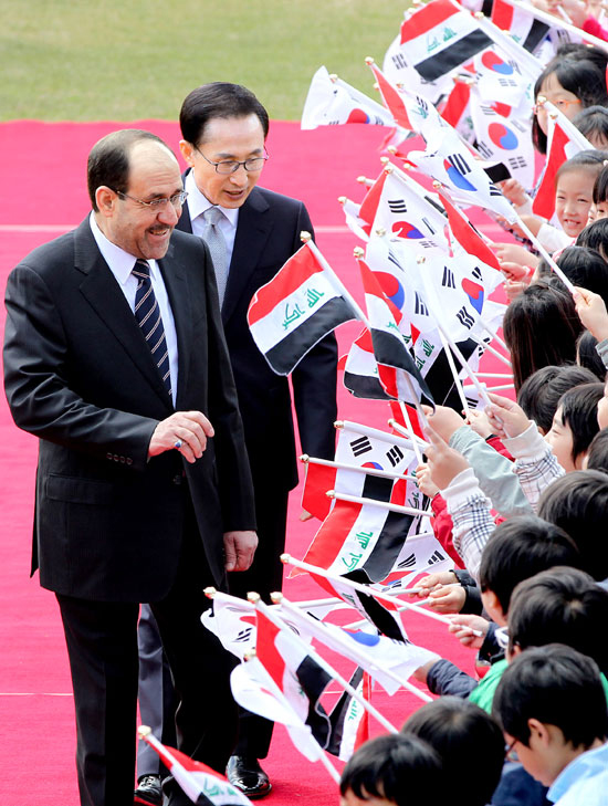 ２８日午前、青瓦台（チョンワデ、大統領府）で開かれた公式歓迎式に出席したマリキ・イラク首相（左）と李明博大統領。