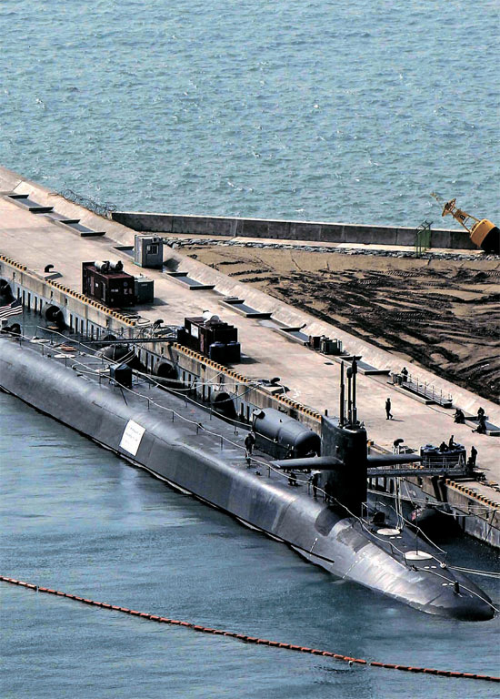 韓国を訪れた米第７艦隊所属オハイオ級核推進潜水艦「ミシガン」（ＳＳＧＮ７２７）が１日、釜山海軍基地に停泊している。